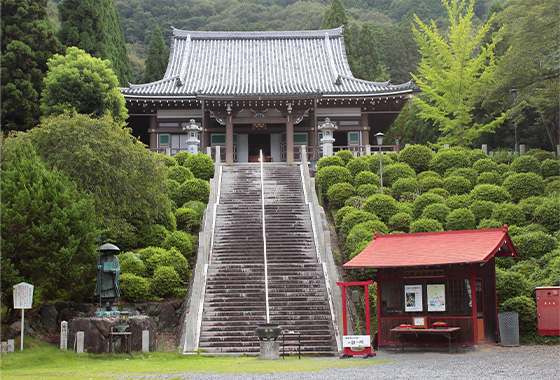 京都　笠原寺の境内にある“きもの塚”の石碑。